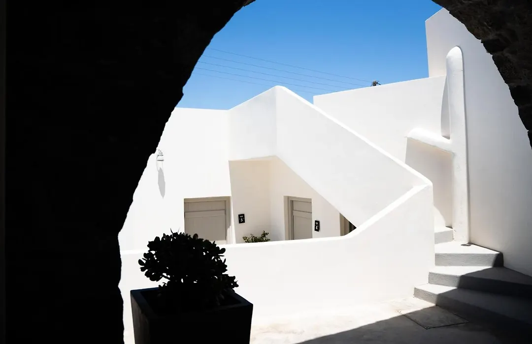 Noir Santorini-1